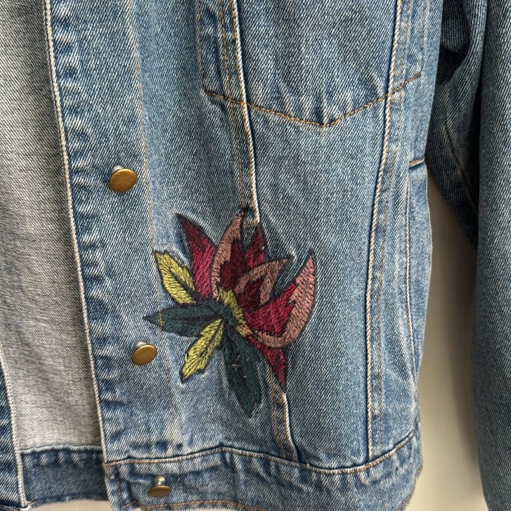 Embroidered floral denim jean jacket. Magnolia South Lizard Thicket. Size small. - Picture 5 of 11